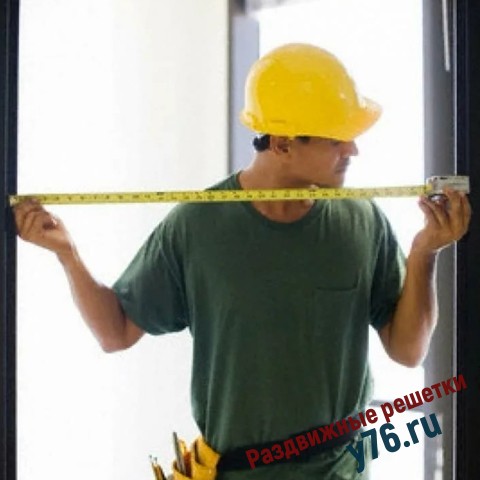 Делаем замеры для монтажа раздвижных решеток